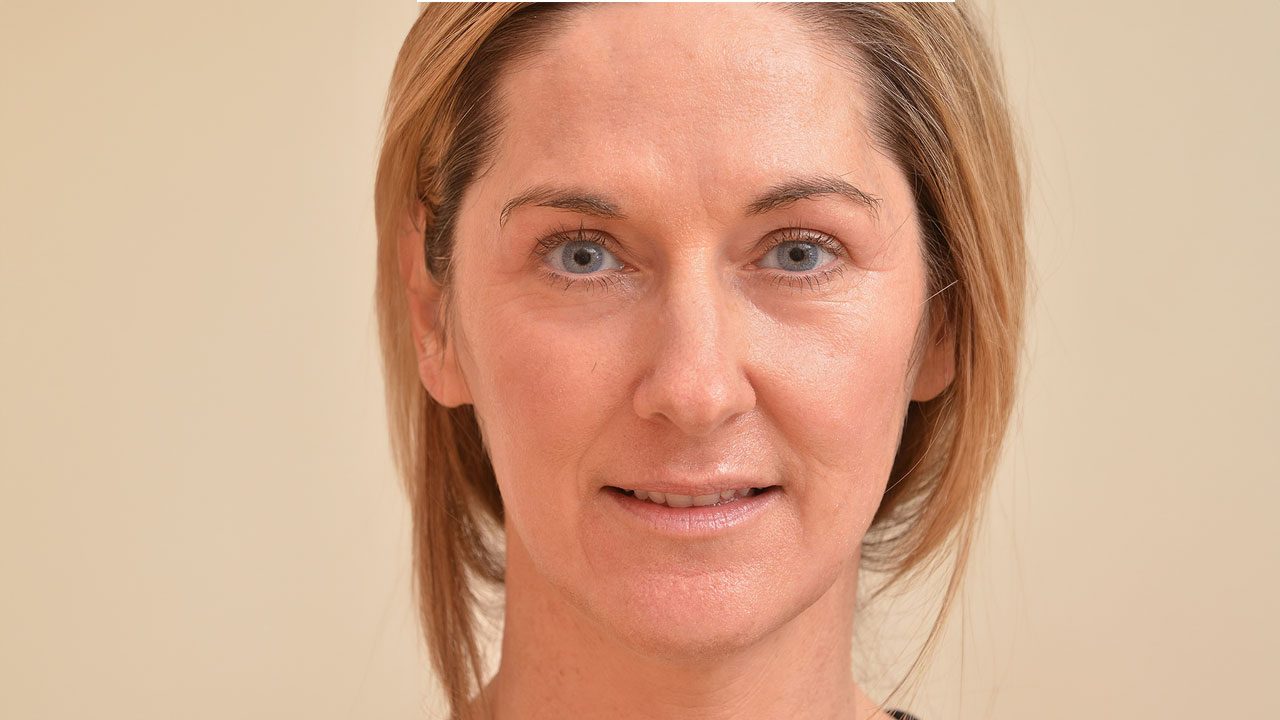 mujer con cirugia a laser en la cara